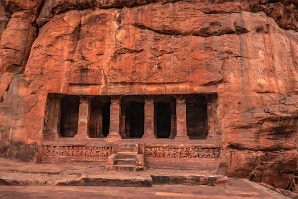 Badami mağarasında iki tane düz açılı antik taş resim, Badami Karnataka Hindistan 'da çekilmiştir. Muhteşem chalukya hanedanlığı sanat eserleri unesco miras alanı ve yeridir..