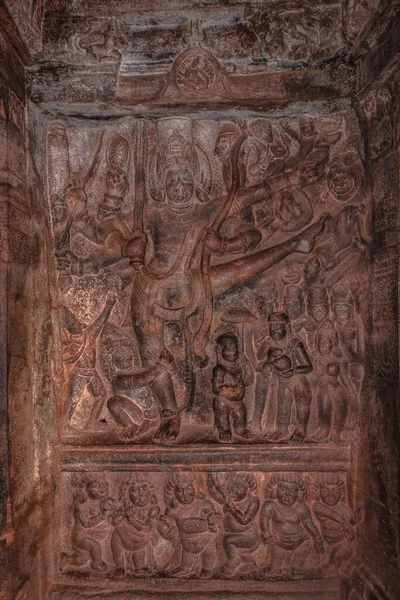 インドのバダミ カルナータカでは 壁に刻まれたヒンドゥ神のバダミ洞窟彫刻が詳細に撮影されています ユネスコの文化遺産や素晴らしいチャルーキャ王朝の石の芸術の場所です — ストック写真