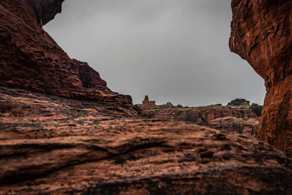 Badami mağarası Yukarı Shivalaya tapınağı ve dağ manzarası Badami Karnataka Hindistan 'da çekilmiştir. Muhteşem chalukya hanedanlığı sanat eserleri unesco miras alanı ve yeridir..