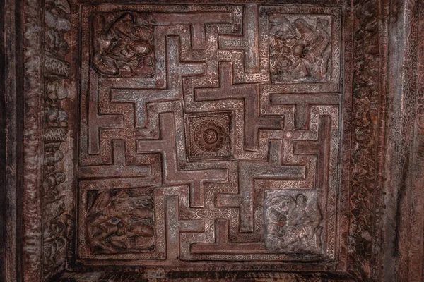 Çatıya oyulmuş badami mağara heykelleri detaylarıyla antik taş sanat eserleri Badami Karnataka Hindistan 'da çekilmiştir. Muhteşem chalukya hanedanlığı sanat eserleri unesco miras alanı ve yeridir..