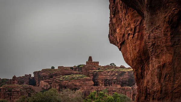 Badami mağarası Yukarı Shivalaya tapınağı ve dağ manzarası Badami Karnataka Hindistan 'da çekilmiştir. Muhteşem chalukya hanedanlığı sanat eserleri unesco miras alanı ve yeridir..