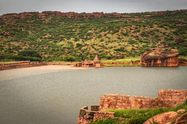 Agastya Tirtha kıyılarındaki Bhutanatha Tapınağı Kompleksi Badami Karnataka Hindistan 'da çekilmiştir. Muhteşem chalukya hanedanlığı sanat eserleri unesco miras alanı ve yeridir..