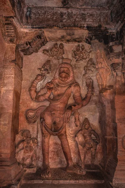 Duvarlara oyulmuş Hint tanrılarının badami mağara heykelleri detaylarıyla antik taş sanat eserleri Badami Karnataka Hindistan 'da çekilmiştir. Muhteşem chalukya hanedanlığı sanat eserleri unesco miras alanı ve yeridir..