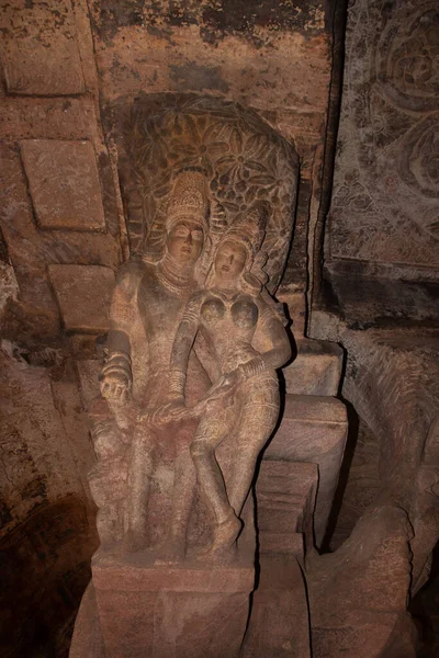 Duvarlara oyulmuş Hint tanrılarının badami mağara heykelleri detaylarıyla antik taş sanat eserleri Badami Karnataka Hindistan 'da çekilmiştir. Muhteşem chalukya hanedanlığı sanat eserleri unesco miras alanı ve yeridir..