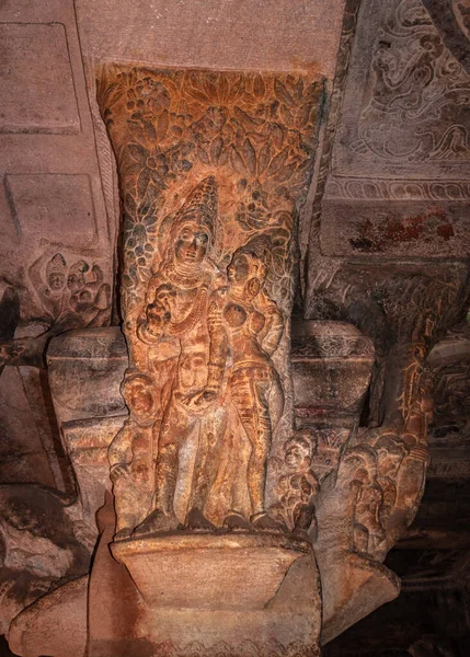 Duvarlara oyulmuş Hint tanrılarının badami mağara heykelleri detaylarıyla antik taş sanat eserleri Badami Karnataka Hindistan 'da çekilmiştir. Muhteşem chalukya hanedanlığı sanat eserleri unesco miras alanı ve yeridir..