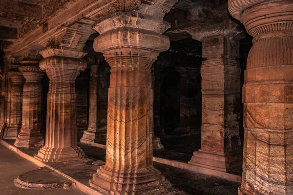Badami mağarası tapınağının iç sütunları detaylarıyla sanat eseri Badami Karnataka Hindistan 'da çekilmiştir. Muhteşem chalukya hanedanlığı sanat eserleri unesco miras alanı ve yeridir..
