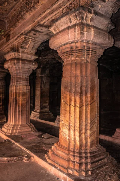 Badami Cueva Templo Interior Pilares Piedra Arte Detalles Imagen Toma —  Fotos de Stock