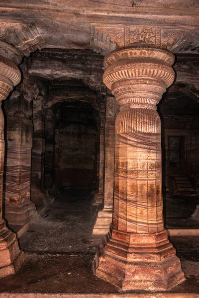 Badami mağarası tapınağının iç sütunları detaylarıyla sanat eseri Badami Karnataka Hindistan 'da çekilmiştir. Muhteşem chalukya hanedanlığı sanat eserleri unesco miras alanı ve yeridir..