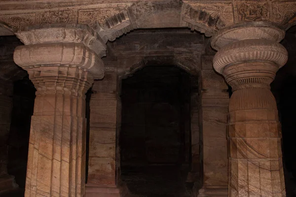 Badami mağarası tapınağının iç sütunları detaylarıyla sanat eseri Badami Karnataka Hindistan 'da çekilmiştir. Muhteşem chalukya hanedanlığı sanat eserleri unesco miras alanı ve yeridir..