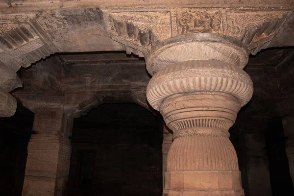 Badami mağarası tapınağının iç sütunları detaylarıyla sanat eseri Badami Karnataka Hindistan 'da çekilmiştir. Muhteşem chalukya hanedanlığı sanat eserleri unesco miras alanı ve yeridir..