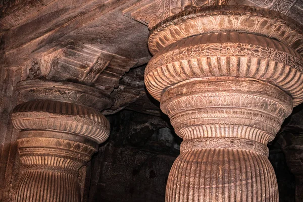 Badami mağarası tapınağının iç sütunları detaylarıyla sanat eseri Badami Karnataka Hindistan 'da çekilmiştir. Muhteşem chalukya hanedanlığı sanat eserleri unesco miras alanı ve yeridir..