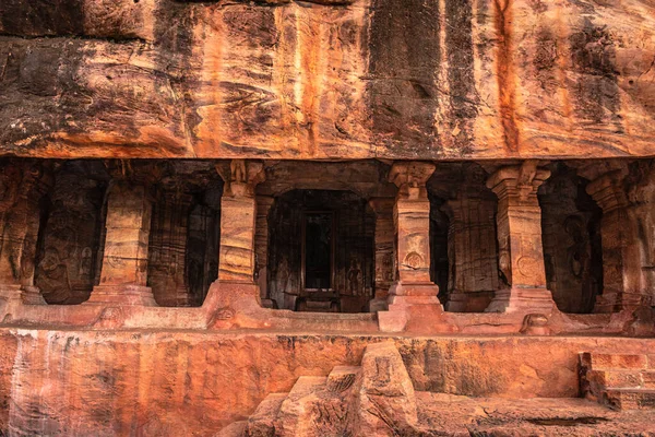 Antik mağara taşı sanat düz açılı sabah görüntüsü Badami mağarası no 4 Karnataka Hindistan 'da alınır.