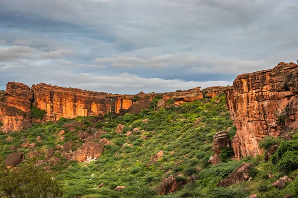 Dağ kırmızı taşı ve düz gökyüzü sabah görüntüsü Badami Karnataka Hindistan 'da alınır.