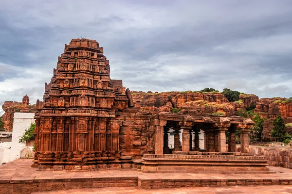 Eşsiz taş duvar sanatı ve dramatik gökyüzü görüntüsüne sahip antik tapınak Yellamma Tapınağı Badami Karnataka Hindistan 'da çekilmiştir. Chlukya Hanedanı 'nın inanılmaz taş sanatını gösteriyor..