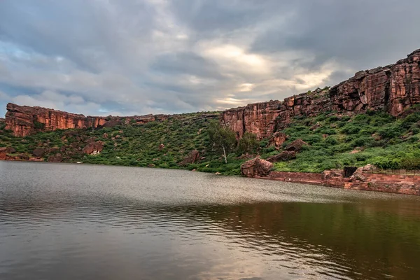 Sabahları dağlarla çevrili antik tapınakla çevrili göl, Badami Karnataka Hindistan 'ında Agastya Tirtha kıyılarındaki Bhutanatha Tapınağı' nın güzelliğini gösteriyor..