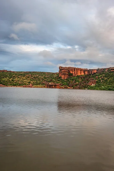 Sabah görüntüsünde dağlarla çevrili göl Bhutanatha Tapınağı 'nın güzelliğini gösteriyor Badami Karnataka Hindistan' ındaki Agastya Tirtha kıyılarında..