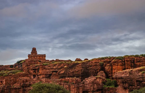 Bergstopp Tempel Med Platt Himmel Morgonen Bilden Tas Badami Karnataka — Stockfoto