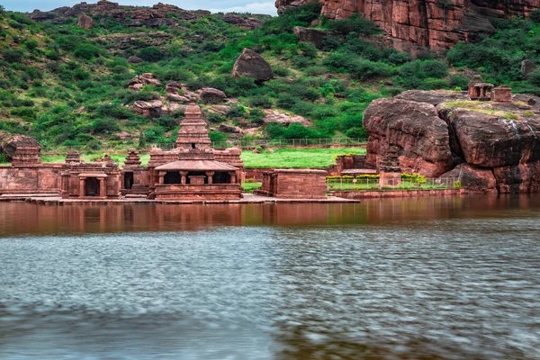 Lago Religioso Azevinho Com Templo Antigo Fundo Montanha Imagem Manhã — Fotografia de Stock