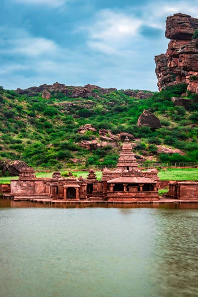 Kadim tapınak ve dağ manzaralı kutsal dinsel göl Badami Karnataka Hindistan 'ında Agastya Tirtha sahillerindeki Bhutanatha Tapınağı' nın güzelliğini gösteriyor..