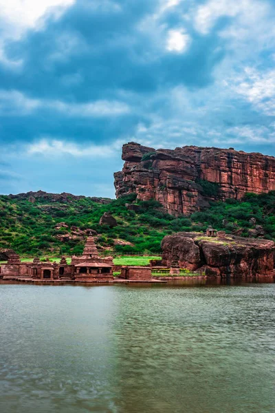 Kadim tapınak ve dağ manzaralı kutsal dinsel göl Badami Karnataka Hindistan 'ında Agastya Tirtha sahillerindeki Bhutanatha Tapınağı' nın güzelliğini gösteriyor..