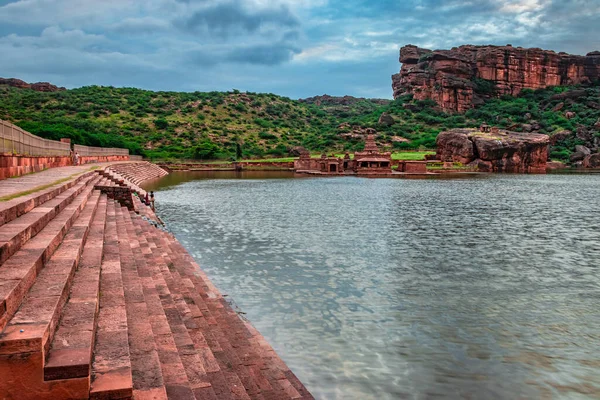 Kadim tapınak ve dağ manzaralı kutsal dinsel göl Badami Karnataka Hindistan 'ında Agastya Tirtha sahillerindeki Bhutanatha Tapınağı' nın güzelliğini gösteriyor..