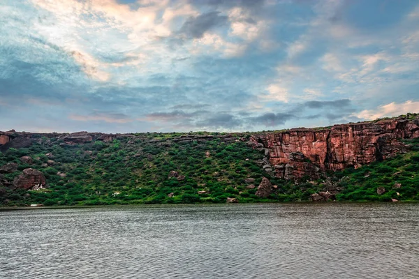 Dağ arkaplanı ve parlak gökyüzü ile el değmemiş göl sabah görüntüsünde Agastya Tirtha 'nın Badami Karnataka Hindistan' daki güzelliğini gösteriyor..