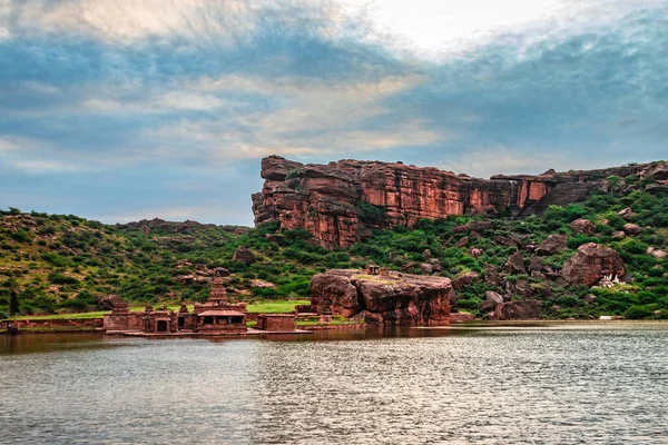 Kadim tapınak ve dağ manzaralı kutsal dinsel göl Badami Karnataka Hindistan 'ında Agastya Tirtha sahillerindeki Bhutanatha Tapınağı' nın güzelliğini gösteriyor..