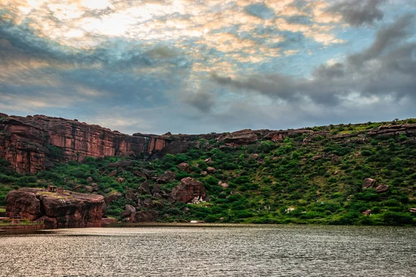 Dağ arkaplanı ve parlak gökyüzü ile el değmemiş göl sabah görüntüsünde Agastya Tirtha 'nın Badami Karnataka Hindistan' daki güzelliğini gösteriyor..