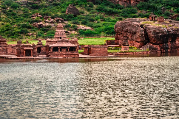 Kadim tapınak ve dağ manzaralı kutsal dinsel göl Badami Karnataka Hindistan 'ında Agastya Tirtha sahillerindeki Bhutanatha Tapınağı' nın güzelliğini gösteriyor..