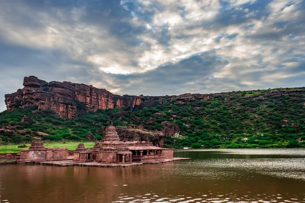 Kadim tapınak ve dağ manzaralı kutsal dinsel göl Badami Karnataka Hindistan 'ında Agastya Tirtha sahillerindeki Bhutanatha Tapınağı' nın güzelliğini gösteriyor..