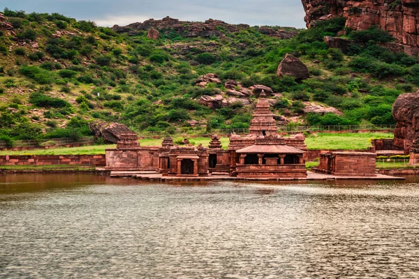 Kadim tapınak ve dağ manzaralı kutsal dinsel göl Badami Karnataka Hindistan 'ında Agastya Tirtha sahillerindeki Bhutanatha Tapınağı' nın güzelliğini gösteriyor..