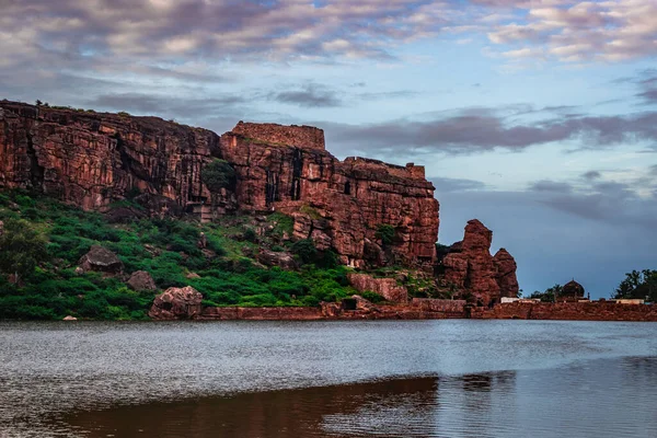 Dağ zeminine ve parlak gökyüzüne sahip saf göl, Badami Karnataka Hindistan 'ında Agastya Tirtha kıyılarındaki Bhutanatha Tapınağı' nın güzelliğini gösteriyor..