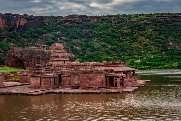 Kutsal dini gölü ve sabah görüntüsüne sahip antik tapınak Badami Karnataka Hindistan 'ında Agastya Tirtha sahillerindeki Bhutanatha Tapınağı' nın güzelliğini gösteriyor..