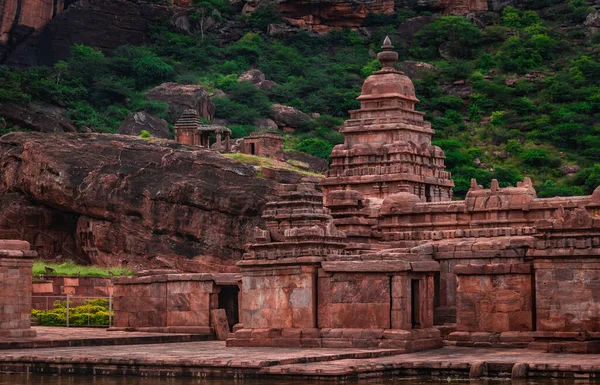 Badami Karnataka Hindistan 'da Agastya Tirtha' nın kıyılarındaki Bhutanatha Tapınağı 'nın güzelliğini gösteriyor..