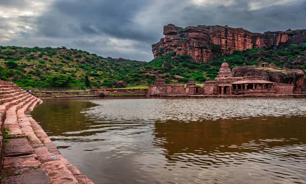Kadim tapınak ve dağ manzaralı kutsal dinsel göl Badami Karnataka Hindistan 'ında Agastya Tirtha sahillerindeki Bhutanatha Tapınağı' nın güzelliğini gösteriyor..