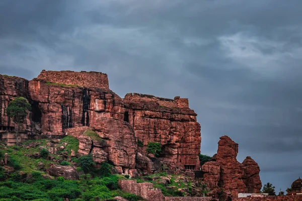 Alacakaranlıkta bulutlu gökyüzü olan dağ, Badami Karnataka Hindistan 'ında Agastya Tirtha sahillerindeki Bhutanatha Tapınağı' nın güzelliğini gösteriyor..