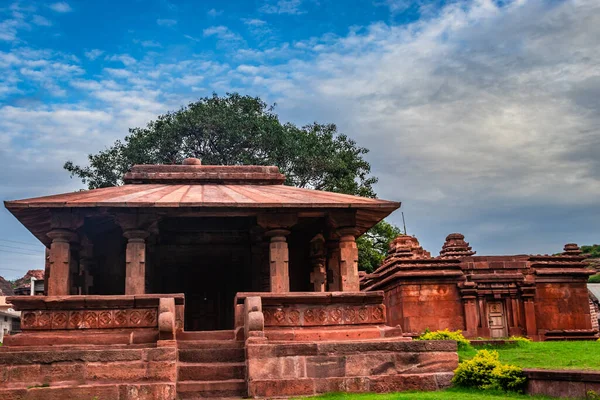 Eşsiz mimarisi ve mavi gökyüzü olan antik tapınak sabah görüntüsü olarak Yellamma tapınağı Badami Karnataka Hindistan 'da çekilmiştir. Chlukya Hanedanı 'nın inanılmaz taş sanatını gösteriyor..