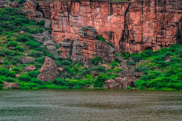 Alacakaranlıkta bulutlu gökyüzü olan dağ, Badami Karnataka Hindistan 'ında Agastya Tirtha sahillerindeki Bhutanatha Tapınağı' nın güzelliğini gösteriyor..