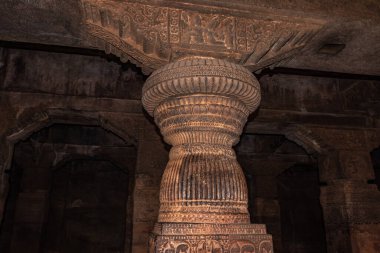 Badami mağarası tapınağının iç sütunları detaylarıyla sanat eseri Badami Karnataka Hindistan 'da çekilmiştir. Muhteşem chalukya hanedanlığı sanat eserleri unesco miras alanı ve yeridir..