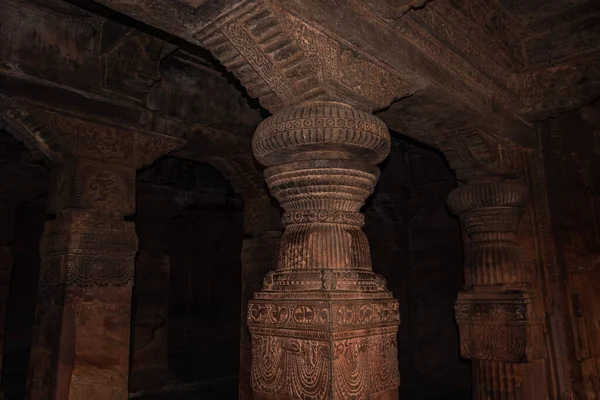 Badami mağarası tapınağının iç sütunları detaylarıyla sanat eseri Badami Karnataka Hindistan 'da çekilmiştir. Muhteşem chalukya hanedanlığı sanat eserleri unesco miras alanı ve yeridir..