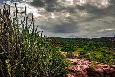 Düz açılı çekimden sabah dramatik gökyüzü ile dağlık manzara Badami Karnataka Hindistan 'ın güzelliğini gösteriyor..