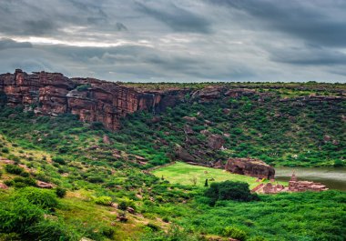 Düz açılı çekimden sabah dramatik gökyüzü ile dağlık manzara Badami Karnataka Hindistan 'ın güzelliğini gösteriyor..