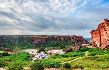 Dağ manzarası ve parlak gökyüzü sabah görüntüsü Badami Karnataka Hindistan 'ın güzelliğini gösteriyor..