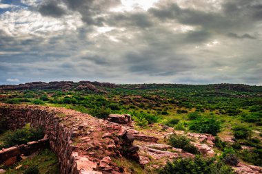 Düz açılı çekimden sabah dramatik gökyüzü ile dağlık manzara Badami Karnataka Hindistan 'ın güzelliğini gösteriyor..