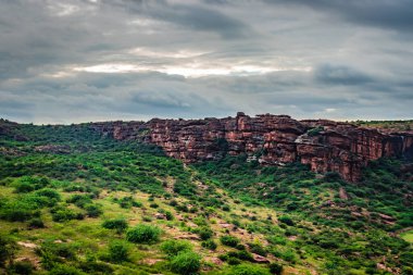 Düz açılı çekimden sabah dramatik gökyüzü ile dağlık manzara Badami Karnataka Hindistan 'ın güzelliğini gösteriyor..