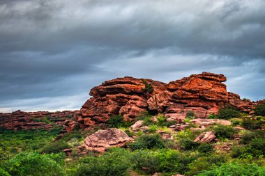 Düz açılı çekimden sabah dramatik gökyüzü ile dağlık manzara Badami Karnataka Hindistan 'ın güzelliğini gösteriyor..