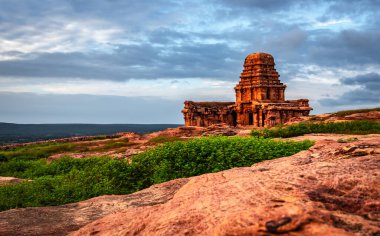 Düz gökyüzünden çarpıcı bir gökyüzü ile izole edilmiş antik taş tapınak Shivalaya Kuzey Tapınağı Badami Karnataka Hindistan 'da çekilmiştir. Badami 'nin saf güzelliğini gösteriyor..