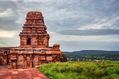 Düz gökyüzünden çarpıcı bir gökyüzü ile izole edilmiş antik taş tapınak Shivalaya Kuzey Tapınağı Badami Karnataka Hindistan 'da çekilmiştir. Badami 'nin saf güzelliğini gösteriyor..