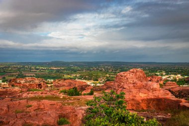 Badami Karnataka Hindistan 'da mavi gökyüzüne sahip kadim kale mimarisi düz açı çekiminden alınmıştır..