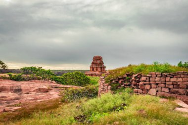 Düz gökyüzünden çarpıcı bir gökyüzü ile izole edilmiş antik taş tapınak Shivalaya Kuzey Tapınağı Badami Karnataka Hindistan 'da çekilmiştir. Badami 'nin saf güzelliğini gösteriyor..